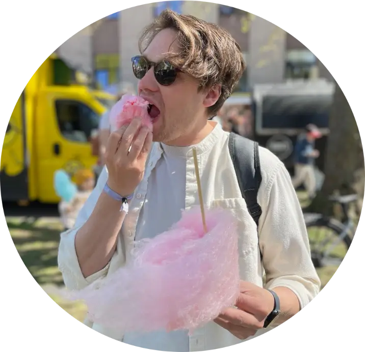 Draggable picture of Aleksei Ustinov eating pink candyfloss